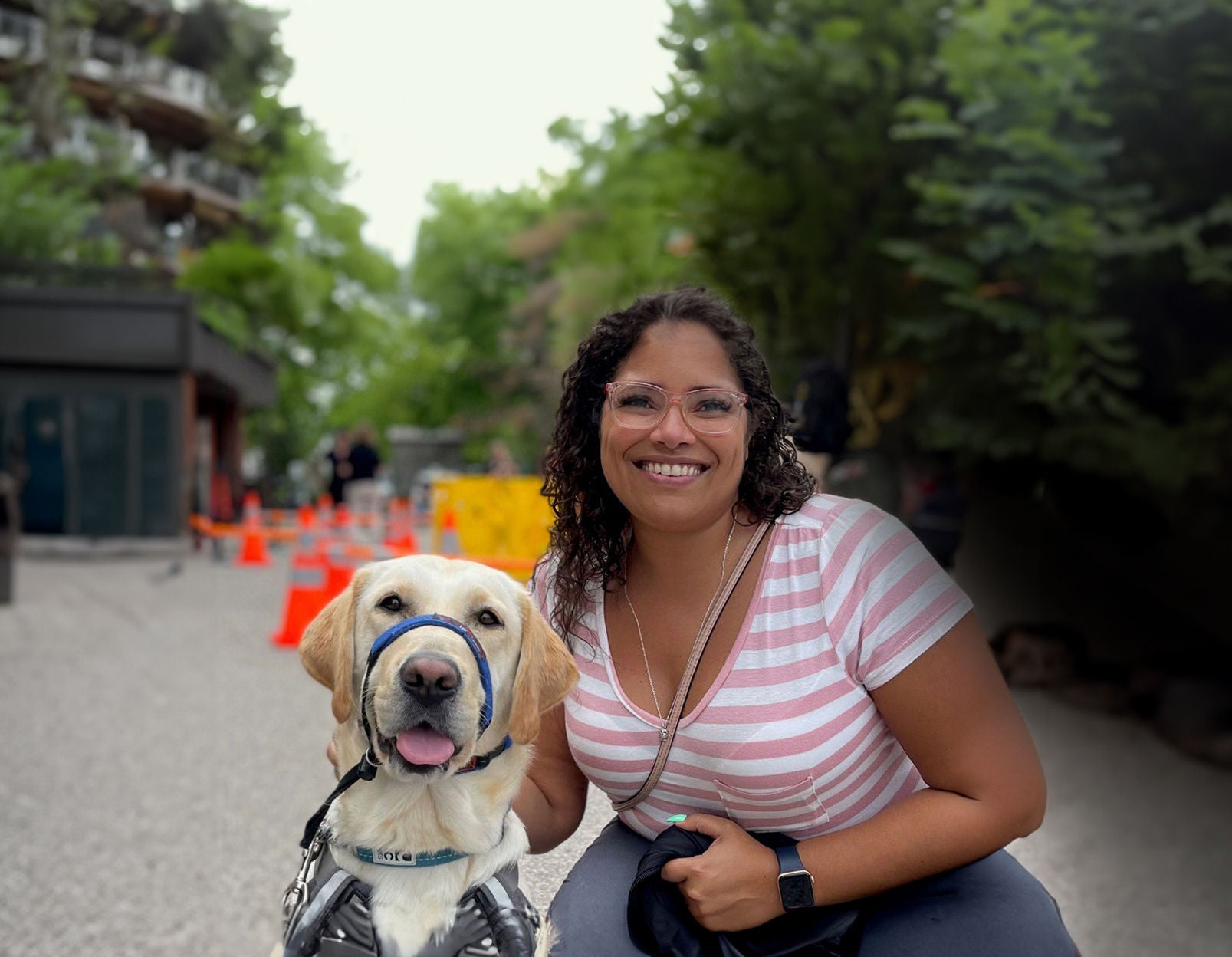 Consultant de Slalom posant avec un chien.