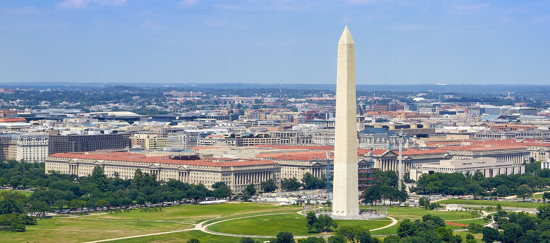 A sunny day unfolds over the Washington Monument in Washington DC.
