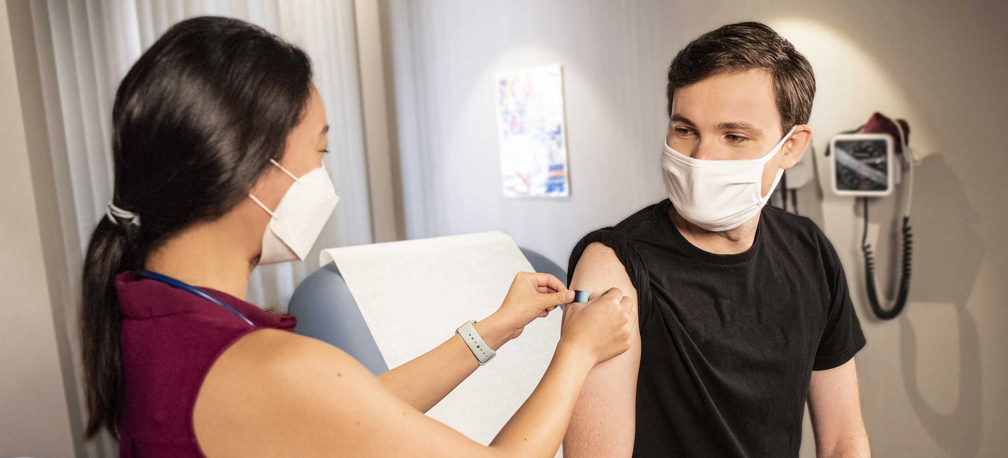 Medical professional working with a patient in a clinic. 