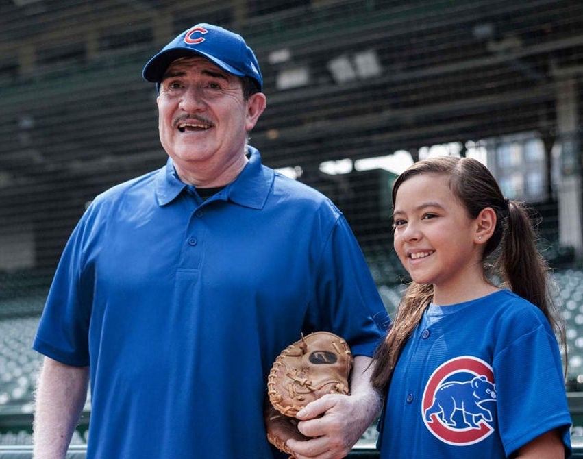 Großvater und Enkeltochter, Fans der Chicago Cubs.